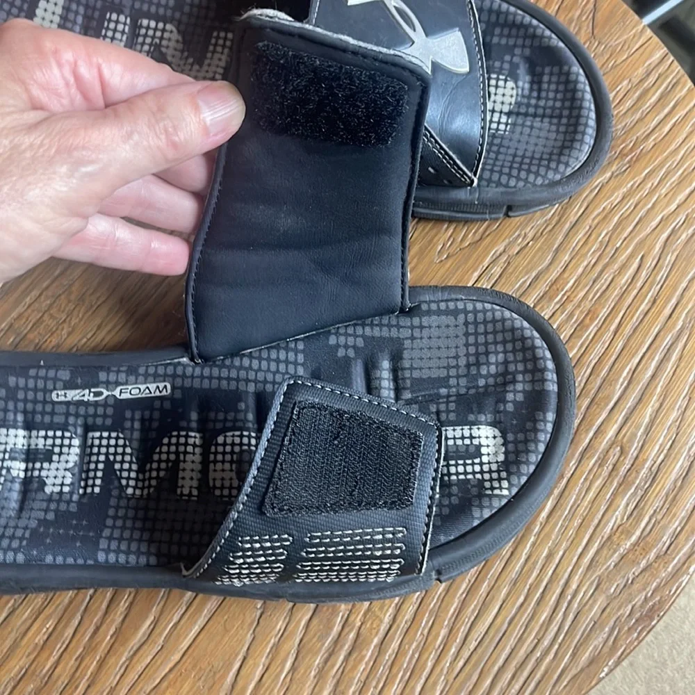 Under Armour4D foam black slide sandals. Size 6 Y